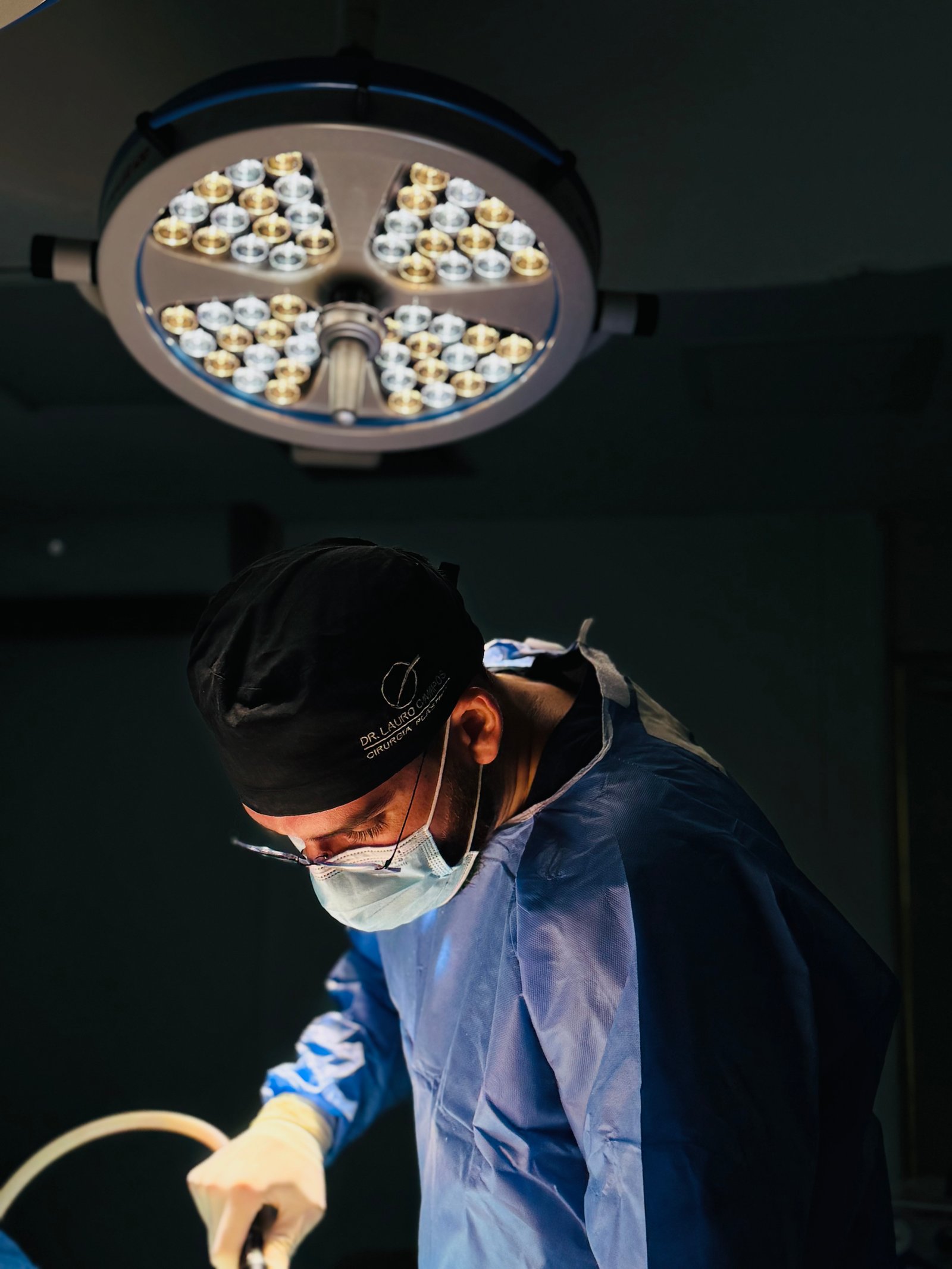 Dr. Lauro Campos em procedimento cirúrgico — Cirurgião Plástico Salvador BA